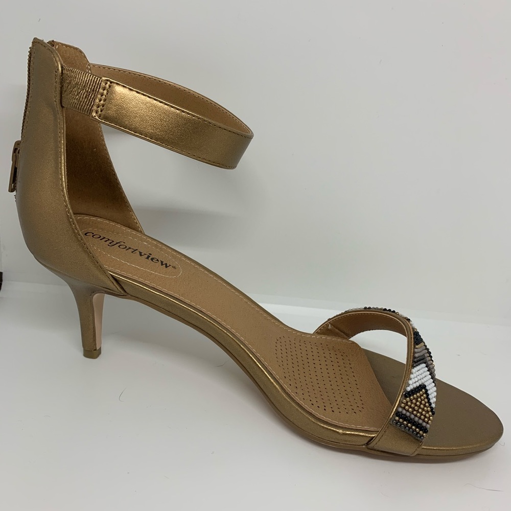 ✨⭐️ METALLIC GOLD HEELS W/ DESIGN✨⭐️